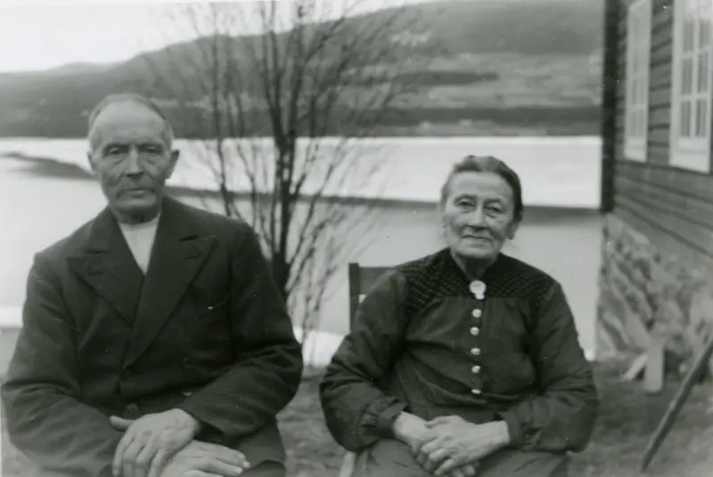 Her sit Ola og systera Marit ute i Sørre Strande, garden som dei og foreldra rydda og dyrka opp på vestsida i Volbu. Biletet er teke i 1953. Ola er 80 år og Marit 82 år.