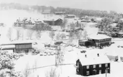 Vinterebilde tatt fra Stasjonvegen mot Dombåshaugen