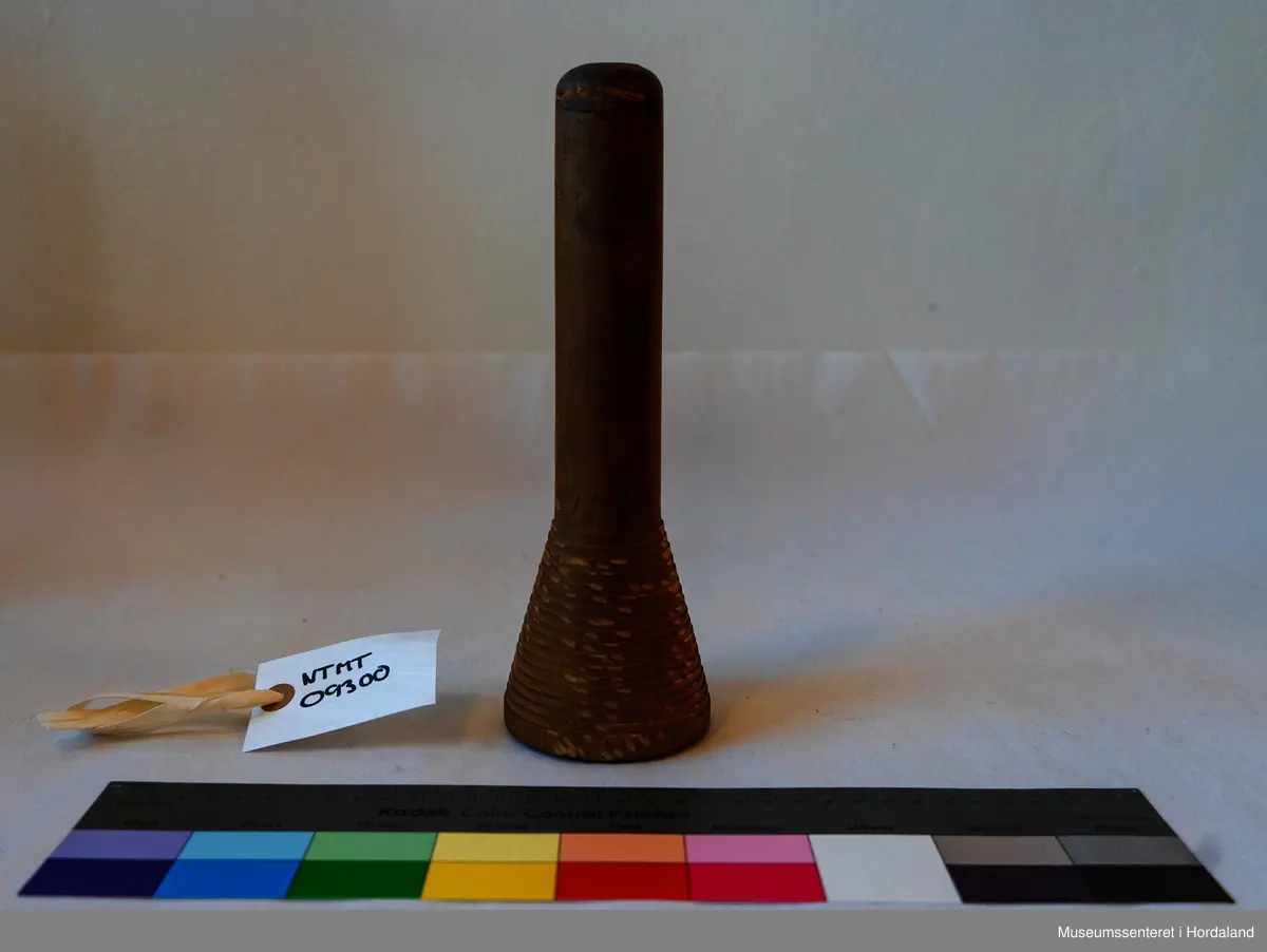 Spole med dreid sokkel. Hul i midten med metallplate under.