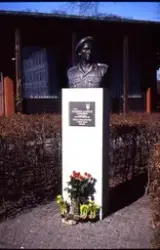 Medföljande text: "Byst av Anders Lassen".