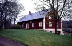 Medföljande text: "Knuttimrat bostadhus, rödfärgat och med h