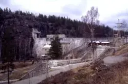 Medföljande text: "Kraftverket vid Brekke med hus och vall".