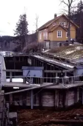 Medföljande text: "Sluss och gulmålat hus".