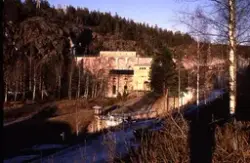 Medföljande text: "Fördämningsvall och kraftverk, vinter".