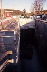 Medföljande text: "Sluss, vinter".