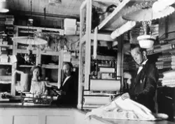 Medföljande text: "Sv/v foto av interiör av affär, 1910-tal?