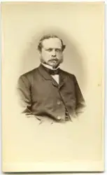 Porträtt på en man i halvfigur.