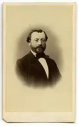 Porträtt på en man i halvfigur.