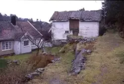 Medföljande text: "Hus och lada på norra delen av ön, april"