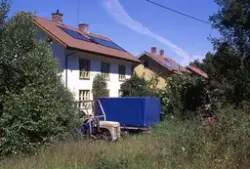 Medföljande text: "Arbetarbostäderna, "barackerna", juli".