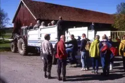 Medföljande text: "Traktortransport, invigning 2000-09-11".