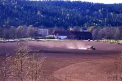 Medföljande text: "Vy över herrgården från öster, 01-maj".