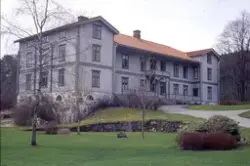 Medföljande text: "F.d. Husmorsskolan, 01-maj".