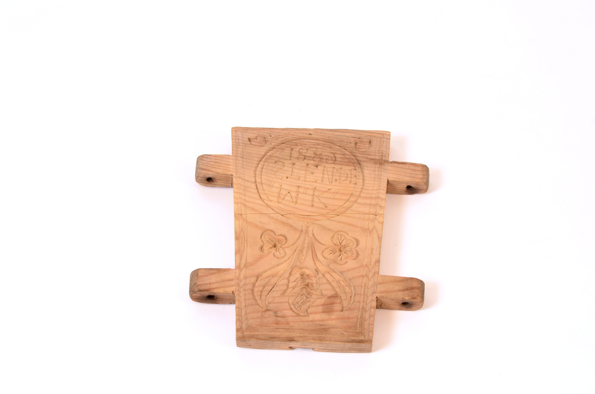 Gran, skåret. Fire sider, hver side trapesformet, skåret i et stykke og avstivet med stående labanker. To av sidene er skåret med to tapper på hver side med hull i. På de to andre, er skåret fire rektangulære hull (spalter), et i nærheten av hvert hjørne, som tappene passer inn i. Tappene settes inn i spaltene, og holdes på plass med sprosser. Sprossene mangler. I øvre kant på en av sidene er det kilt inn tilsammen tre tapper til feste for formens lokk ("tak"?). En tapp og lokket mangler. Skåret dekor på hver side.