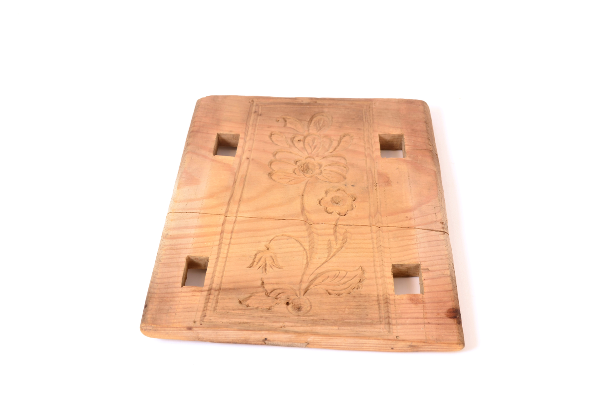 Gran, skåret. Fire sider, hver side trapesformet, skåret i et stykke og avstivet med stående labanker. To av sidene er skåret med to tapper på hver side med hull i. På de to andre, er skåret fire rektangulære hull (spalter), et i nærheten av hvert hjørne, som tappene passer inn i. Tappene settes inn i spaltene, og holdes på plass med sprosser. Sprossene mangler. I øvre kant på en av sidene er det kilt inn tilsammen tre tapper til feste for formens lokk ("tak"?). En tapp og lokket mangler. Skåret dekor på hver side.