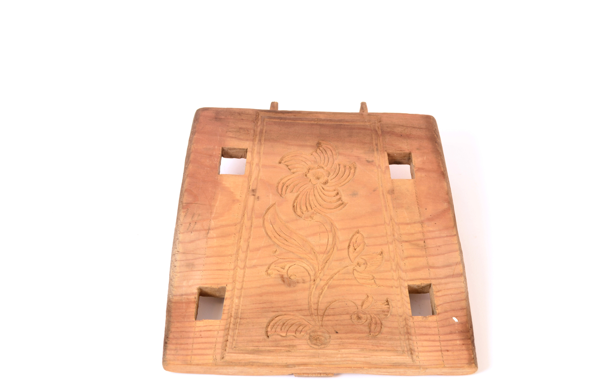 Gran, skåret. Fire sider, hver side trapesformet, skåret i et stykke og avstivet med stående labanker. To av sidene er skåret med to tapper på hver side med hull i. På de to andre, er skåret fire rektangulære hull (spalter), et i nærheten av hvert hjørne, som tappene passer inn i. Tappene settes inn i spaltene, og holdes på plass med sprosser. Sprossene mangler. I øvre kant på en av sidene er det kilt inn tilsammen tre tapper til feste for formens lokk ("tak"?). En tapp og lokket mangler. Skåret dekor på hver side.