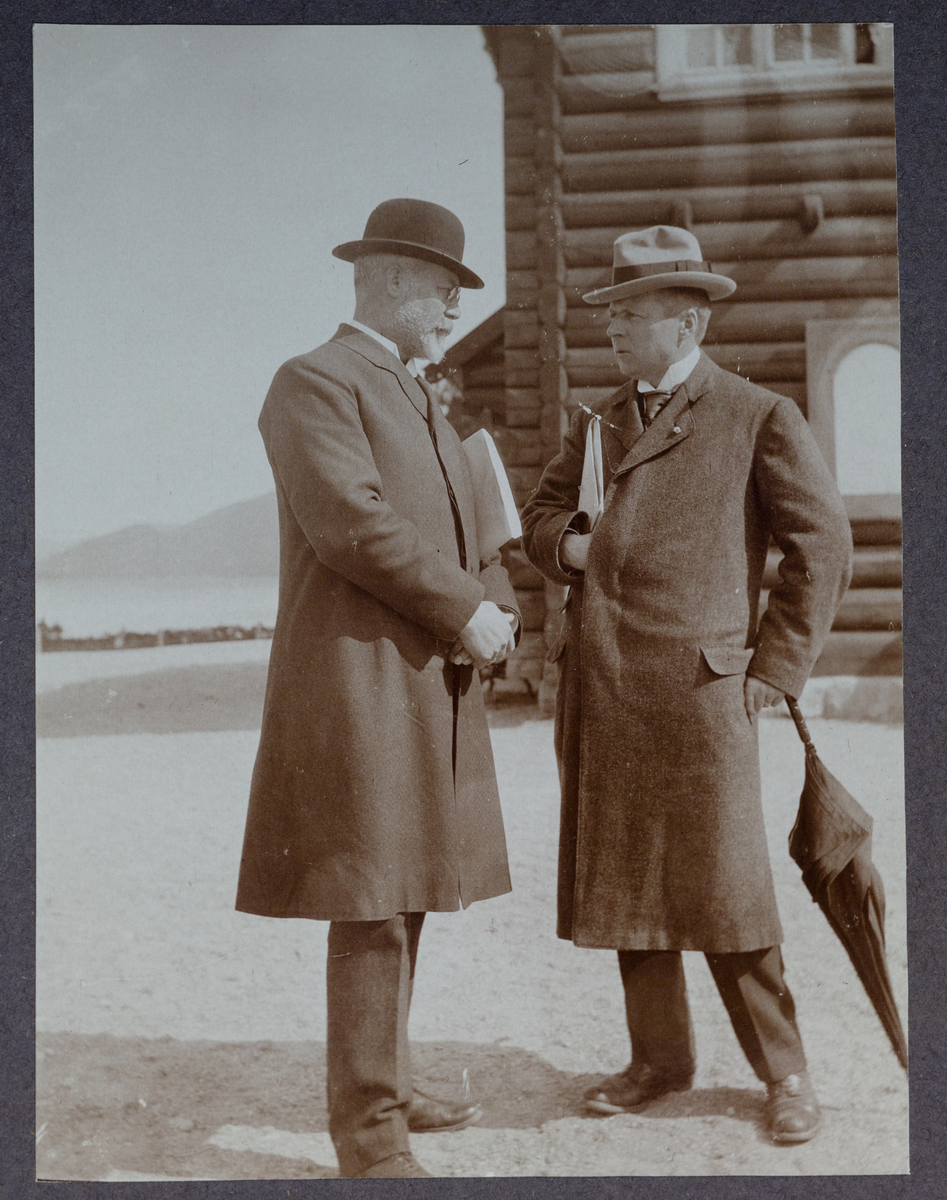 To ukjente menn i samtale, på reise til Rjukan i 1913

Album ligger større innbundet bok med gratulasjonstelegrammer sendt til Stousland. 
Albumet har teksten  "Bratsbergbanen 1913". 

Påtrykk på fotoalbum:
E. Aubert fot.