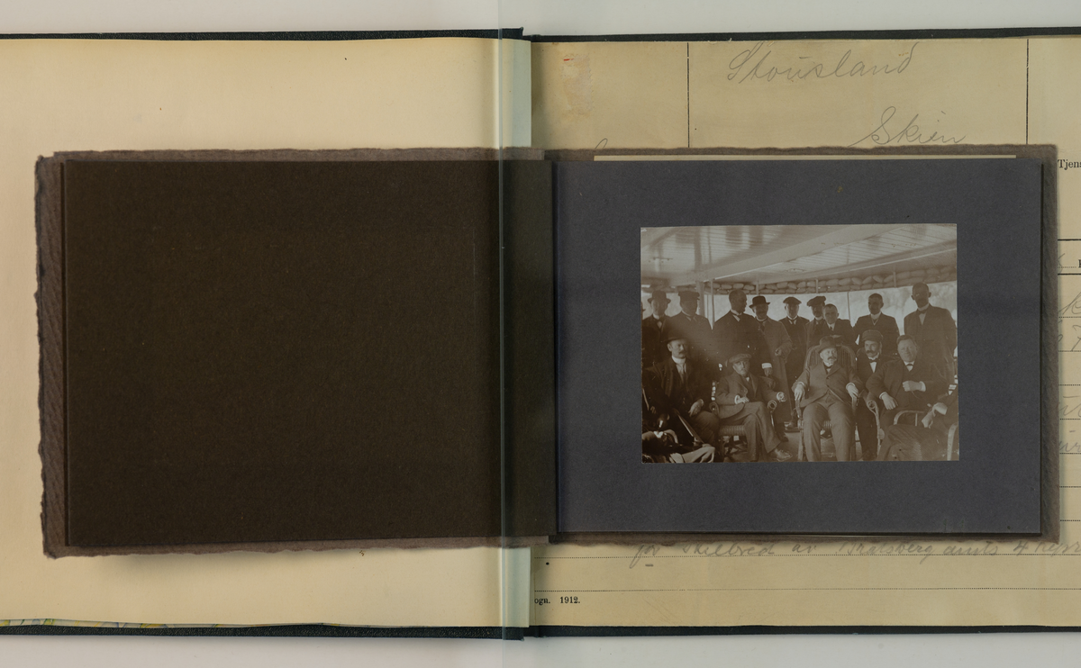 Et reisefølge, Rjukan i 1913 i sammenheng med Carl Stousland reise 

Album ligger større innbundet bok med gratulasjonstelegrammer sendt til Stousland. 
Albumet har teksten  "Bratsbergbanen 1913". 

Påtrykk på fotoalbum:
 E. Aubert fot.
