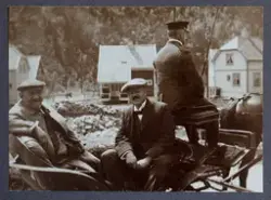 To ukjente menn i vogn med kusk. På reise til Rjukan i 1913
