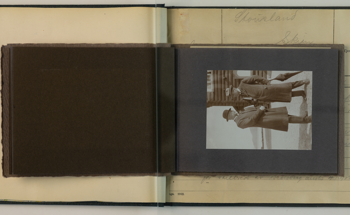 To ukjente menn i samtale, på reise til Rjukan i 1913

Album ligger større innbundet bok med gratulasjonstelegrammer sendt til Stousland. 
Albumet har teksten  "Bratsbergbanen 1913". 

Påtrykk på fotoalbum:
E. Aubert fot.