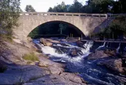 Medföljande text: "Bron av granit, 01-sep".