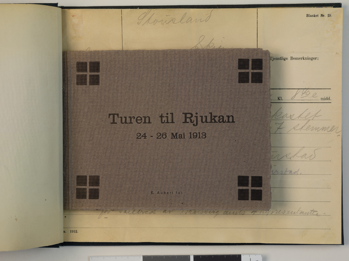 Gruppeportrett, Carl Stousland i midten. Han sitter som nummer 4 fra venstre (med skjegg og spaserstokk)

Et reisefølge, Rjukan i 1913 i sammenheng med Carl Stousland reise 

Album ligger større innbundet bok med gratulasjonstelegrammer sendt til Stousland. 
Albumet har teksten  "Bratsbergbanen 1913". 

Påtrykk på fotoalbum:
 E. Aubert fot.