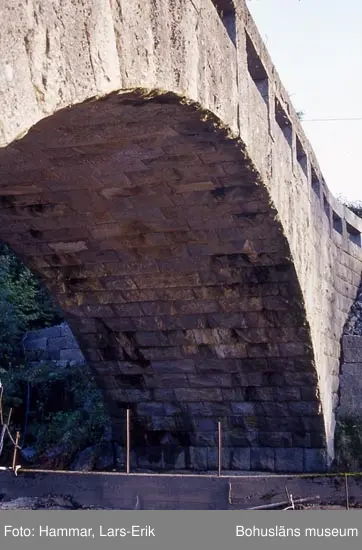 Medföljande text: "Bron av granit, 01-sep".
