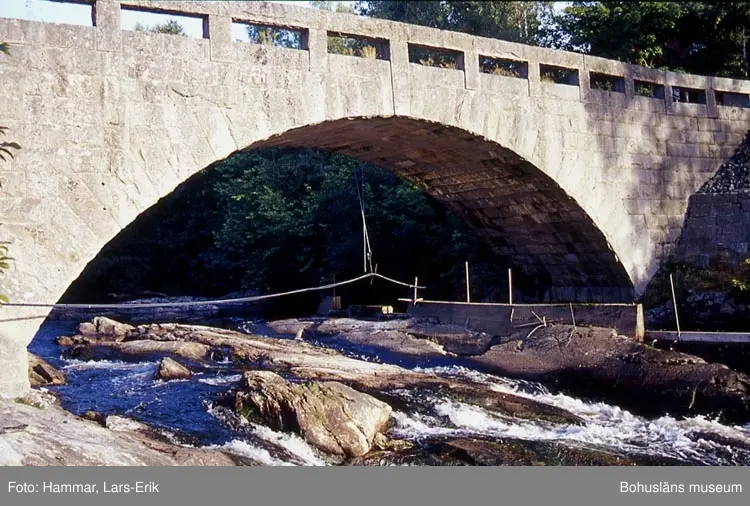 Medföljande text: "Bron av granit, 01-sep".
