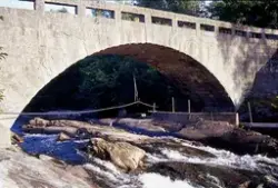 Medföljande text: "Bron av granit, 01-sep".