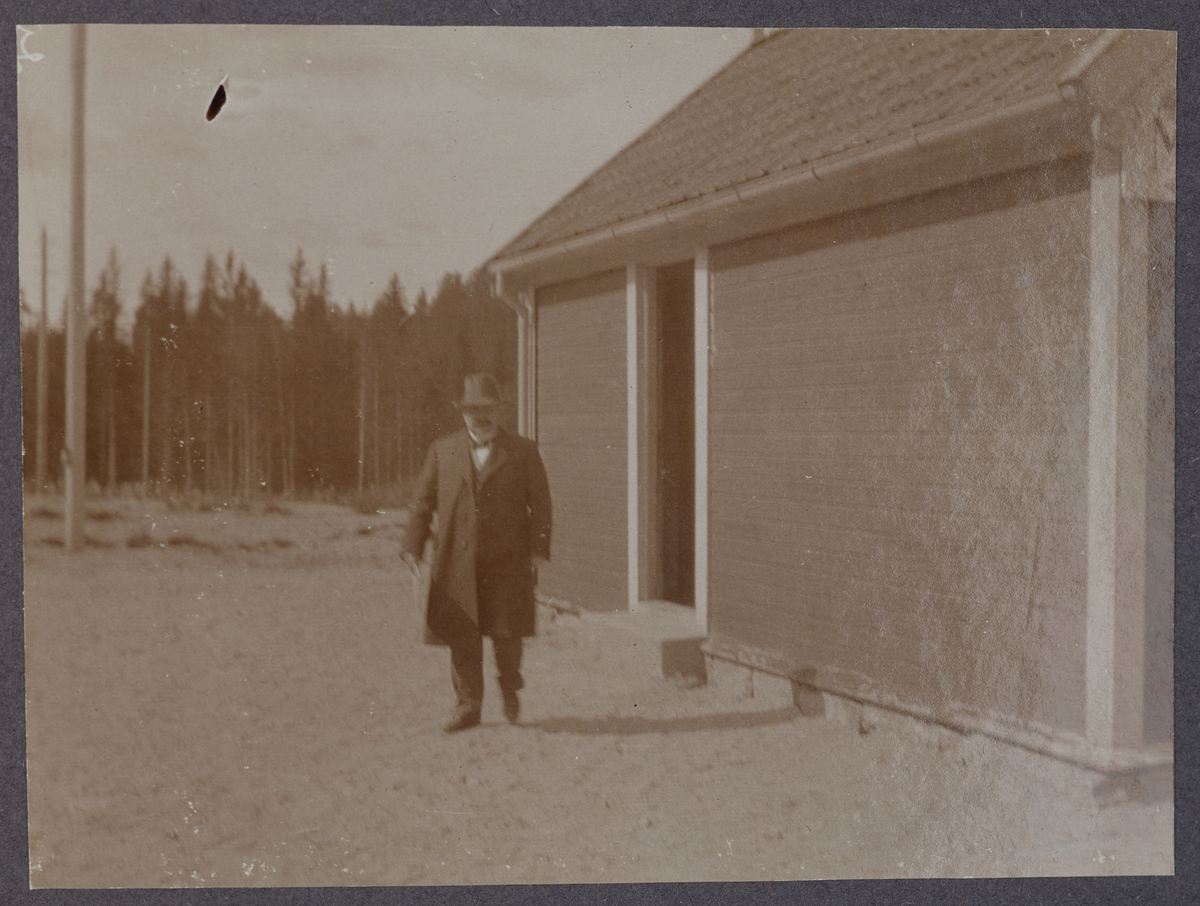 En ukjent mann, del av et reisefølge, Rjukan i 1913 i sammenheng med Carl Stousland 

Album ligger større innbundet bok med gratulasjonstelegrammer sendt til Stousland. 
Albumet har teksten  "Bratsbergbanen 1913". 

Påtrykk på fotoalbum:
 E. Aubert fot.