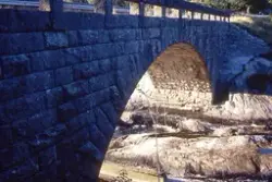 Medföljande text: "Bron av granit, 01-sep".