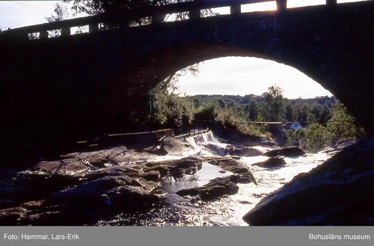 Medföljande text: "Bron av granit, 01-sep".
