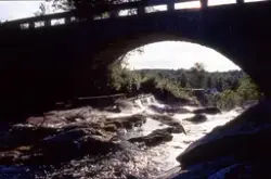 Medföljande text: "Bron av granit, 01-sep".