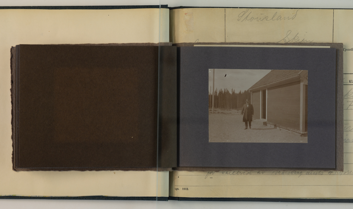 En ukjent mann, del av et reisefølge, Rjukan i 1913 i sammenheng med Carl Stousland 

Album ligger større innbundet bok med gratulasjonstelegrammer sendt til Stousland. 
Albumet har teksten  "Bratsbergbanen 1913". 

Påtrykk på fotoalbum:
 E. Aubert fot.