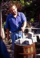 Medföljande text: "Tex Strandberg hugger knott, Oslostudente