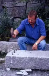 Medföljande text: "Tex Strandberg hugger knott, Oslostudente