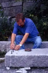 Medföljande text: "Tex Strandberg hugger knott, Oslostudente