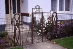 Medföljande text: "Trådstaket utanför hus, 01-okt, ekomuseik