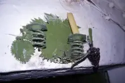 Medföljande text: "Plåtljusstake i form av vinlöv, 01-okt, e