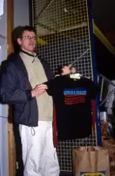 Medföljande text: "Leif Skoog med sina T-tröjor, 01-nov, kon