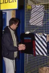 Medföljande text: "Leif Skoog med sina T-tröjor, 01-nov, kon