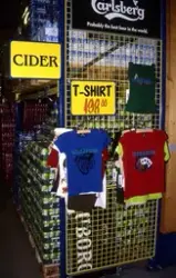 Medföljande text: "T-tröjor till försäljning, 01-nov, konstu