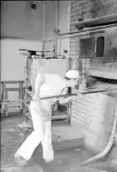 Bagare vid ugn, Alunda bageri, Uppland