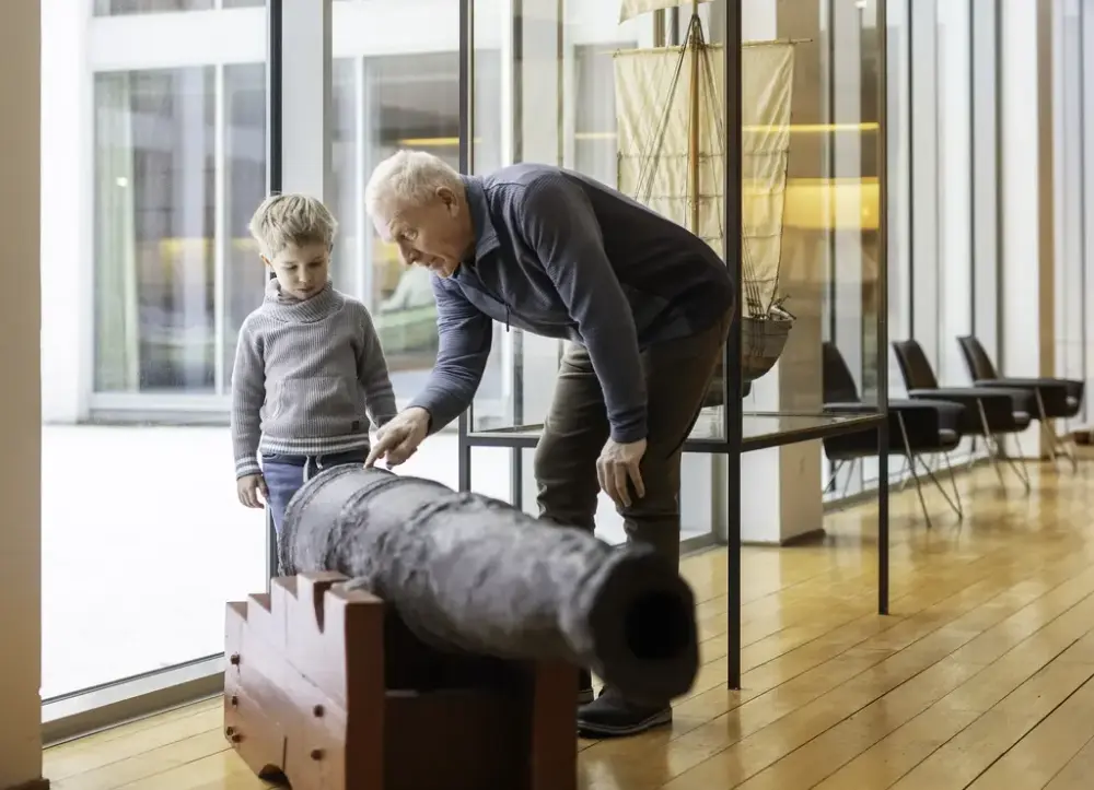 Bestefar med barnebarn i utstillingen