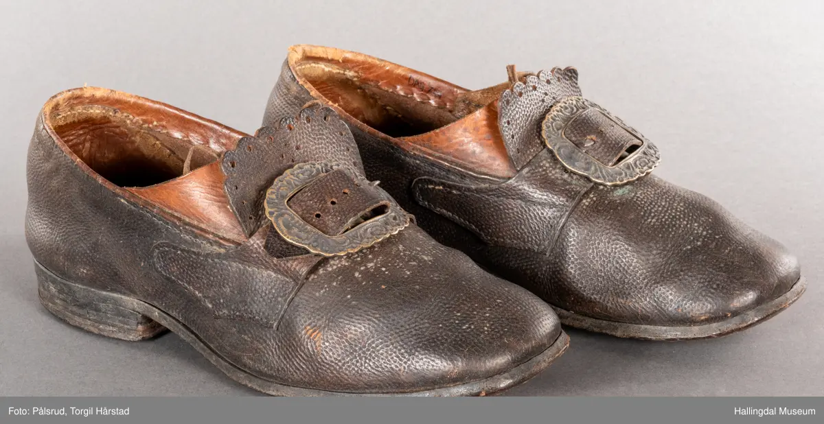 Sko med lærsåle. Støypt sølvspenne med laus tann. 
