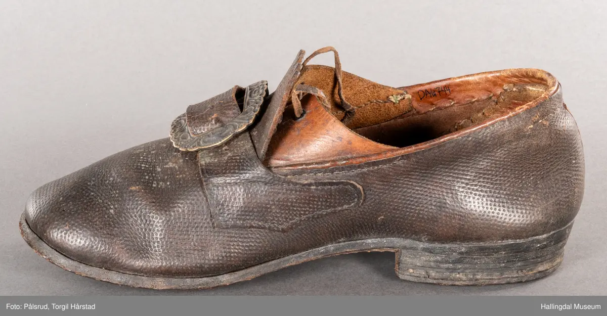 Sko med lærsåle. Støypt sølvspenne med laus tann. 