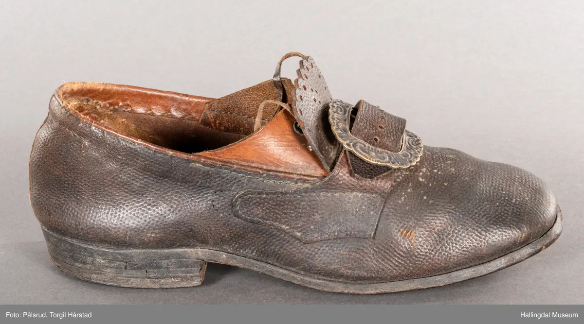 Sko med lærsåle. Støypt sølvspenne med laus tann. 