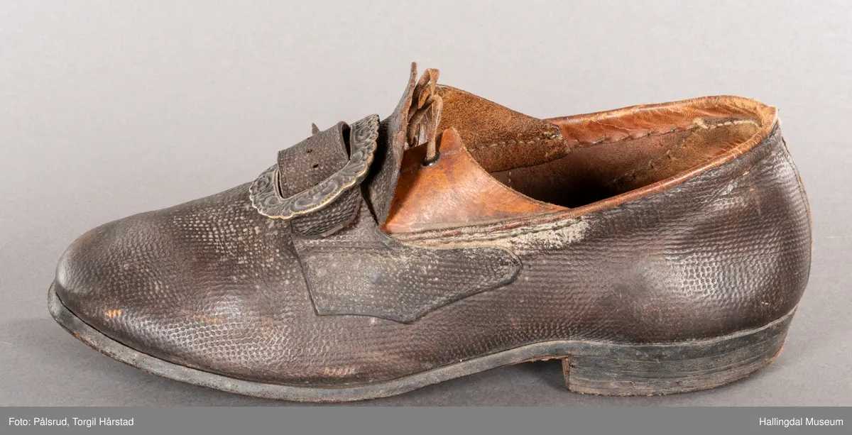 Sko med lærsåle. Støypt sølvspenne med laus tann. 