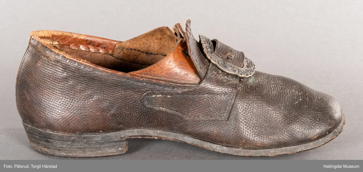 Sko med lærsåle. Støypt sølvspenne med laus tann. 