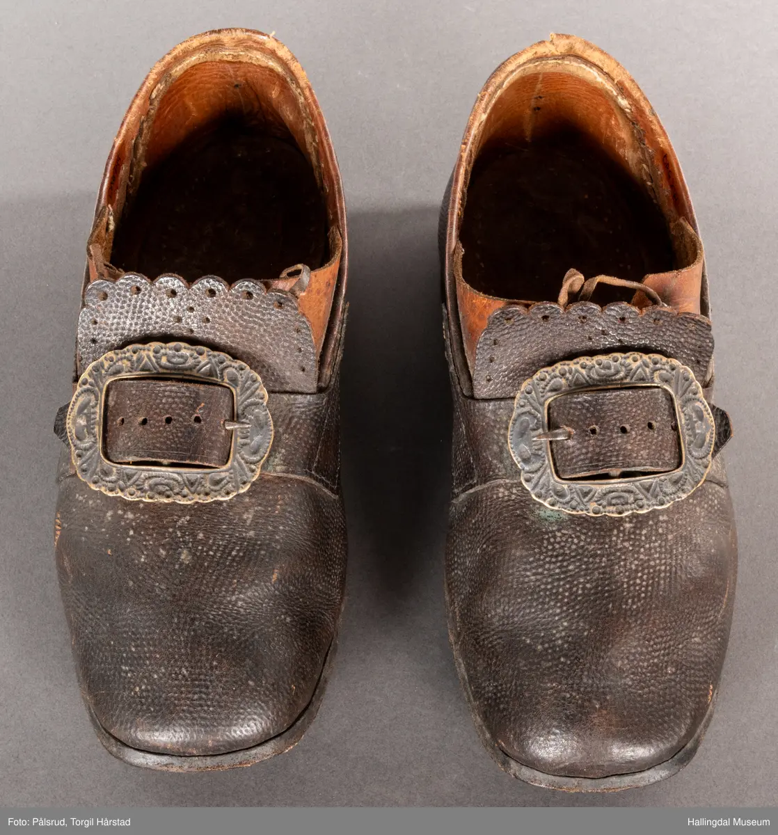 Sko med lærsåle. Støypt sølvspenne med laus tann. 